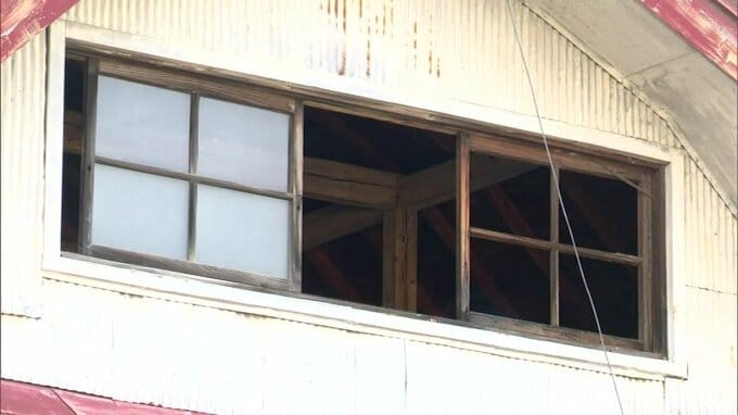 倉庫で身元不明の遺体見つかる　遺体は白骨化していて死後数年が経過　遺体の特徴は…？　「灰色のジャンパー」と「トランクス」身に着ける　警察が情報提供を呼びかけ　青森県三戸町|TBS NEWS DIG