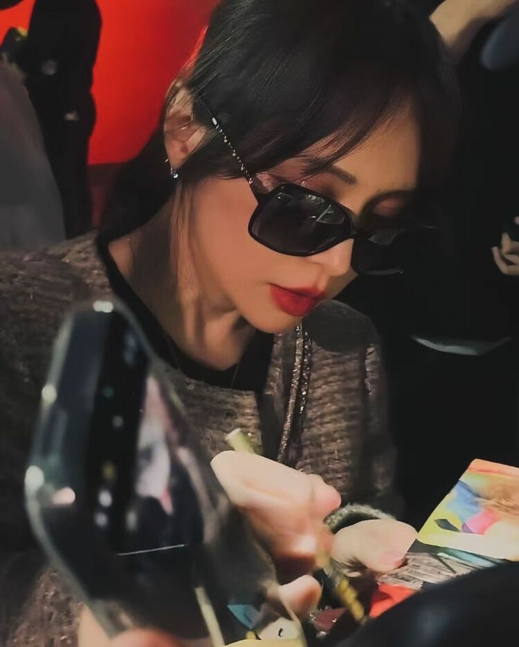 浜崎あゆみさん 上海公演のオフショットを公開 「Already missing