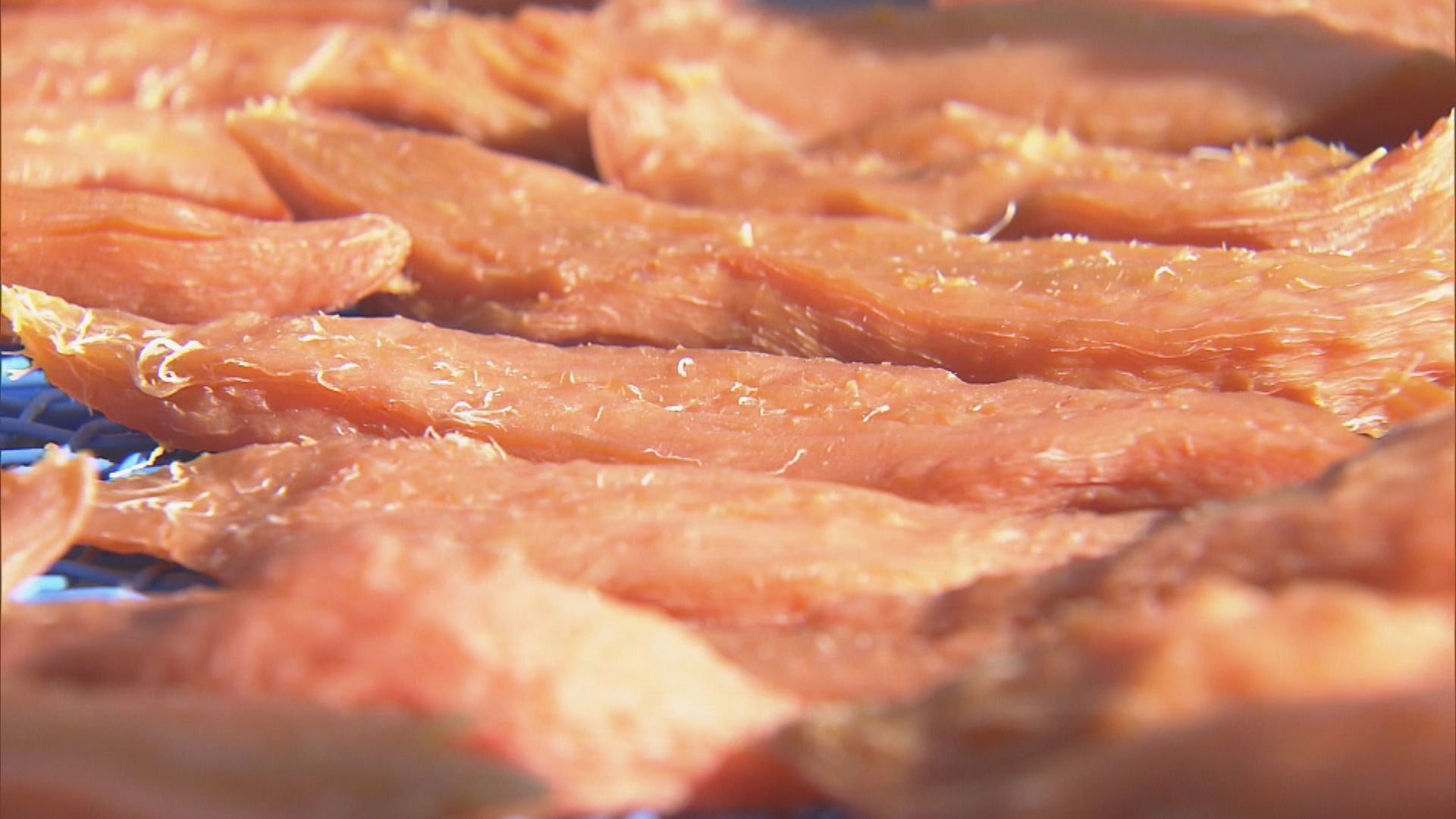 海女や漁師の“冬のおやつ”　高級干し芋の「きんこ」作りピーク　鮮やかなべっこう色…伊勢志摩で古くから愛される