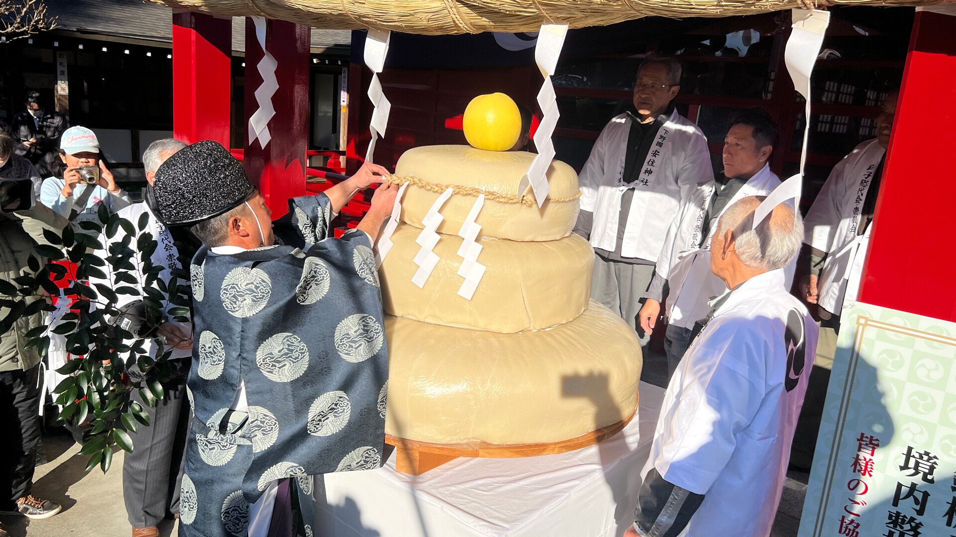 総重量700キロ超の“日本一大きい鏡餅” フォークリフト使い奉納 五穀