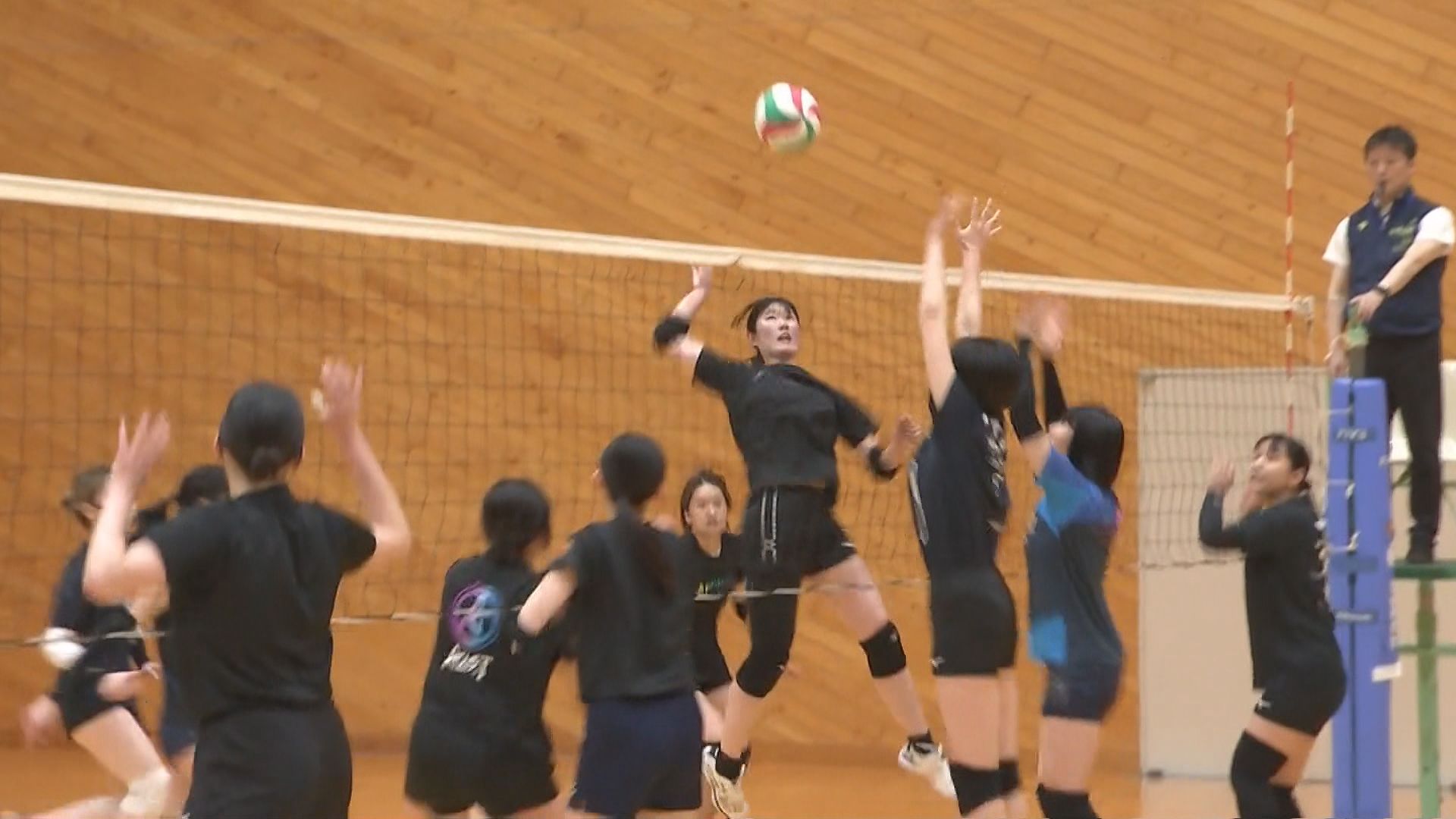 西日本選抜9人制女子バレーボール大会始まる　実業団9チームが総あたりで熱戦