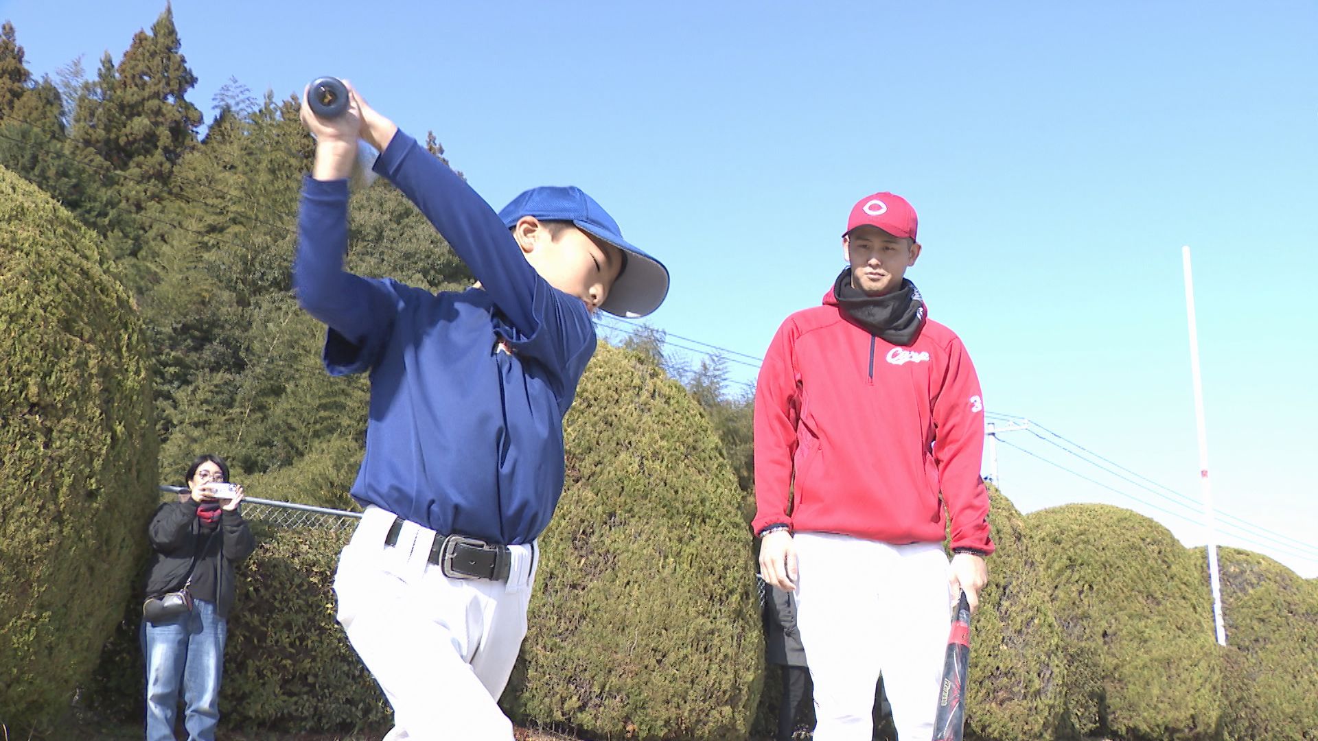 プロ野球選手が子どもたちに直接指導 広島東洋カープ・中村奨成選手
