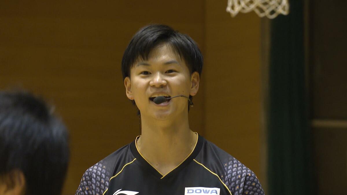 五輪2大会“銅”バドミントン渡辺勇大選手が小学生と交流　米穀卸売の高知食糧とスポンサー契約で実現「楽しいですね！この気持ちを忘れちゃいけない」