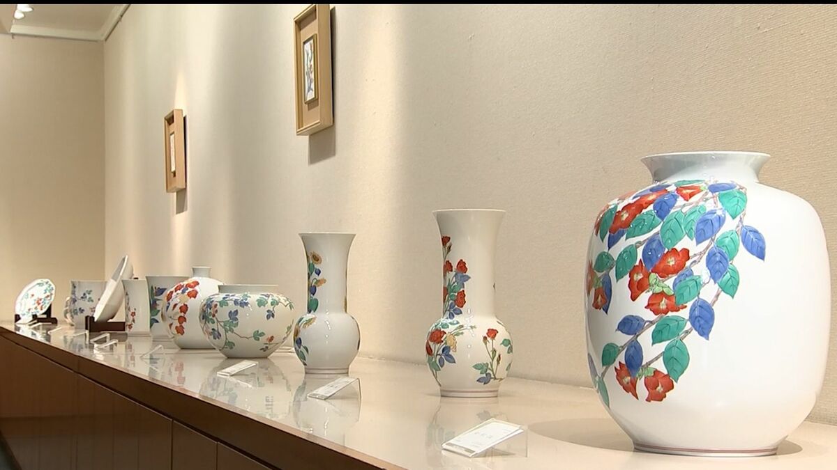 有田焼の十五代酒井田柿右衛門さんの個展 乳白色の素地に葡萄や椿など