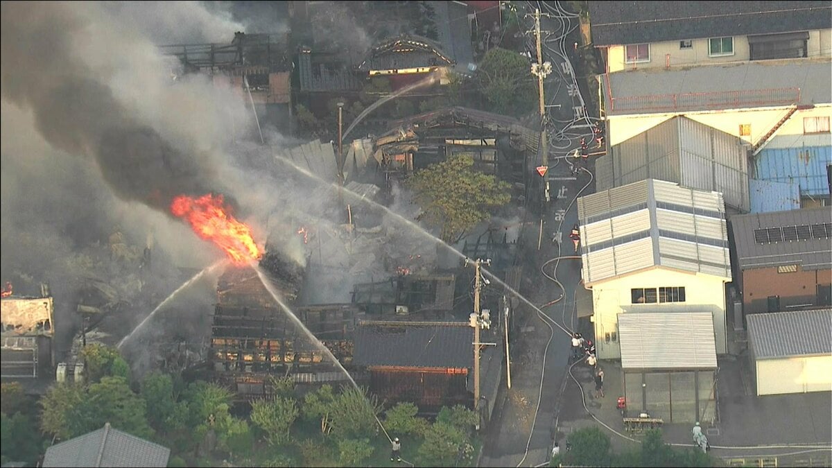サムネイル_老舗酒蔵『越後鶴亀』で火災 周辺の住宅などに延焼か 19日午後7時半現在も消火活動中 新潟市西蒲区