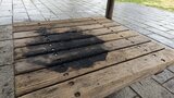 落ち葉でたき火をした痕跡が…長野市の公園でベンチの一部焼ける|TBS NEWS DIG