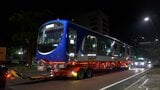 【真夜中の移送作業】ことでんの新造車両がオフィス街の道路を 全長18メートルの車両2両を港から工場へ【香川】|TBS NEWS DIG
