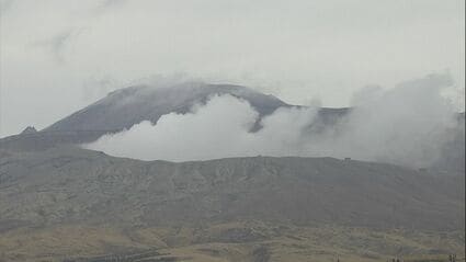 阿蘇中岳の第1火口周辺で機体のようなもの発見 熊本・阿蘇で行方不明に