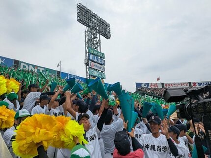 写真で見る】甲子園決勝で通りから人が消えた… 沸騰する沖縄 アルプス