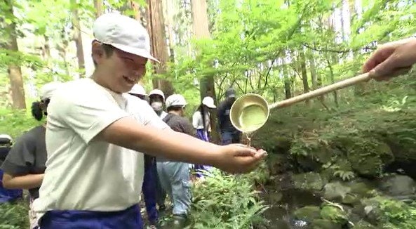 「冷たい…」長野・志賀高原の山々からの雪解け水「竜宮（りゅうぐう）さんの水」として地元で愛される竜宮公園の湧き水…地元小学生がコメ作りの一環で見学　|　SBC NEWS | 長野のニュース | SBC信越放送