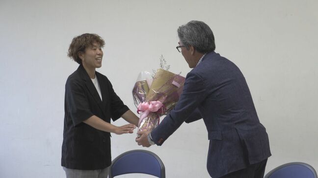 「岩手のサッカーの盛り上げにも貢献できたら」　現役引退の元なでしこジャパン、岩清水梓さんが第2の人生を語る　名誉市民でもある滝沢市から花束贈られる|TBS NEWS DIG