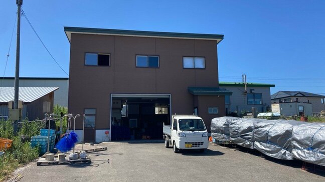 爆発の影響で天井に数か所の穴 「やけどをしました、助けてください」エビをゆでる調理器具が爆発 50代女性が全身やけどで病院搬送 北海道北見市|TBS NEWS DIG