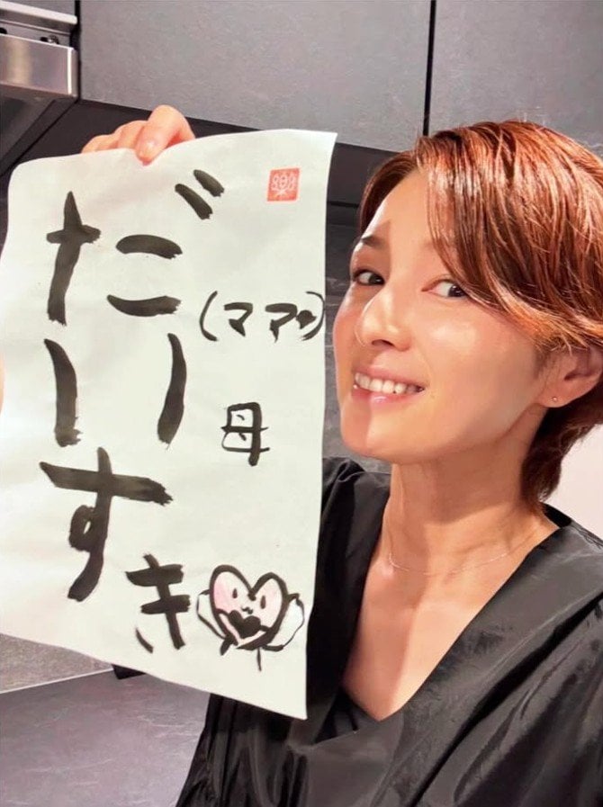 【 吉瀬美智子 】　次女9歳が初めての書道教室で「独特なワードセンス」作品を披露　「どうやらお腹が空いていたみたい」「ビャンビャン最高」|TBS NEWS DIG