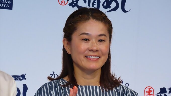 【澤穂希】日本サッカー殿堂入りに「まだまだ日本のサッカー界に貢献しないといけない」エプロン姿で「10番」を着用|TBS NEWS DIG
