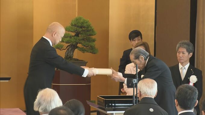 「世界中の粘土を混ぜて制作した」と天皇皇后両陛下に説明 十一代大樋長左衛門さんが日本芸術院賞を受賞　|　石川県のニュース｜MRO北陸放送