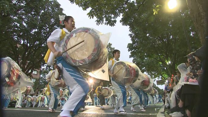 雨の中も大勢の観客　盛岡さんさ踊りが開幕　ミスさんさ5人が舞いで魅了　盛岡市|TBS NEWS DIG