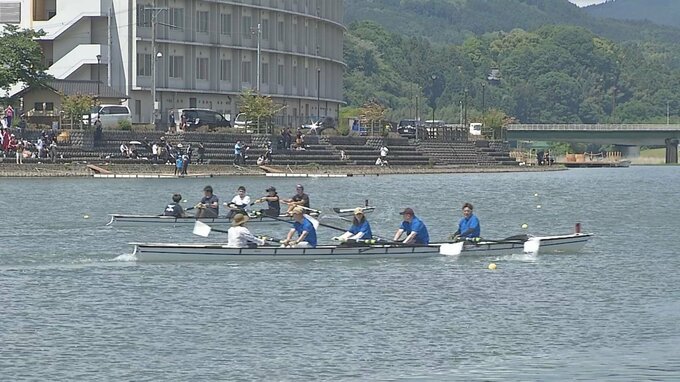 大分・日田市の三隈川でボートレース大会 愛好家らが5人1組でスピード競う　|　大分のニュース｜OBS NEWS｜大分放送