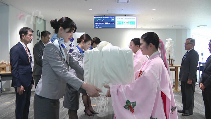 皇室に玄界灘産「わかめ」を献上…地島沖で今年初収穫の９．５キロ　福岡空港で出発式　|　福岡のニュース｜RKB NEWS｜RKB毎日放送