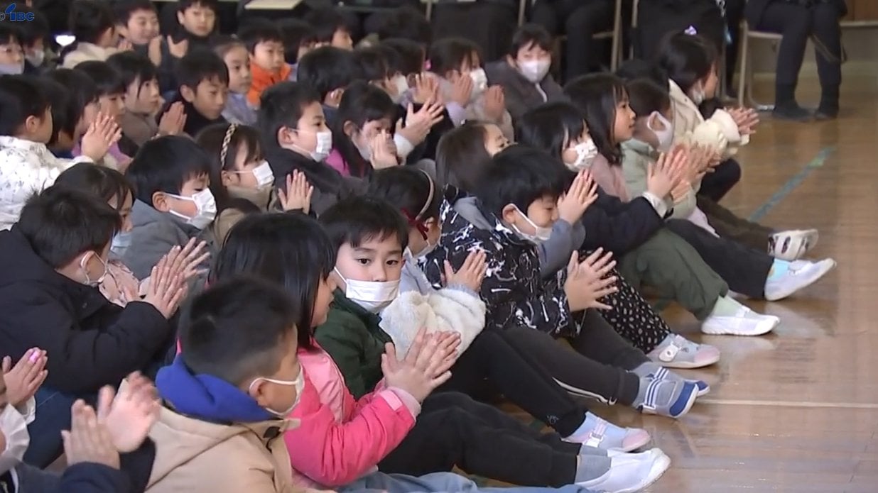 待ちに待った冬休みに胸を膨らませる 岩手県内の小学校で終業式ピーク
