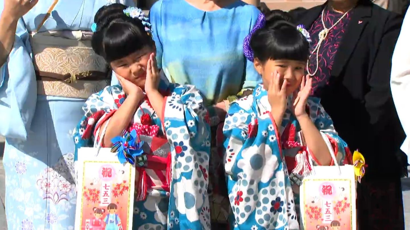 警察官になってみんなを守りたい」秋晴れのもと七五三参拝でにぎわう