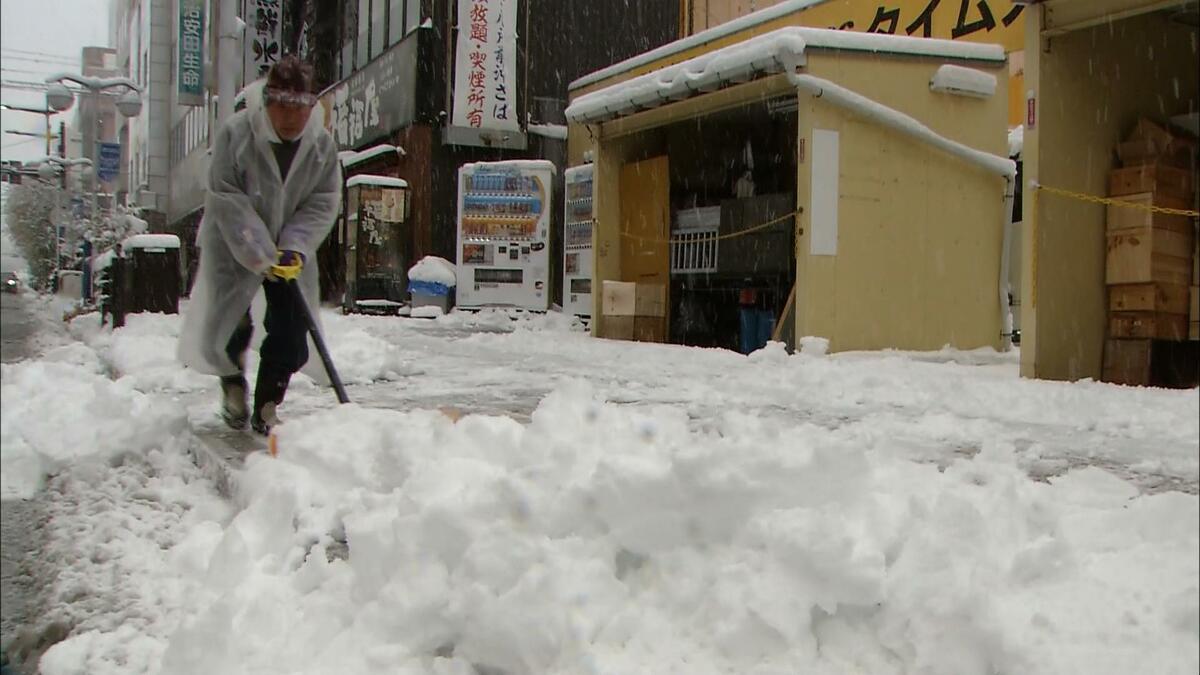 11日ぶりの“異例の積雪”で一時14cmに 各地で車の事故も多発し渋滞も