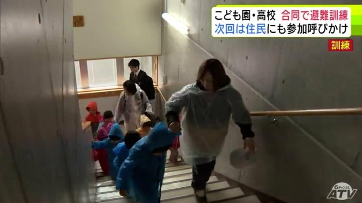 こども園・高校が合同で避難訓練 高校生たちが園児を誘導 手助けし