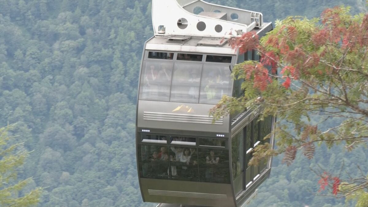 ｢ダウンを持ってきてよかった…｣ 暑さとは無縁 涼しさ求めて多くの観光客が 岐阜･高山市の新穂高ロープウェイ