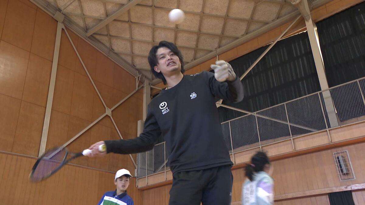 ソフトテニス強豪NTT西日本が小学生を指導　実業団最高峰STリーグ15連覇、国内トップ選手の指導は「スマッシュは横向いて、サーブは高い打点で」