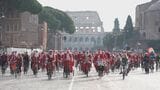 自転車に乗った約500人サンタクロース　イタリア・ローマの街を颯爽と駆け巡る|TBS NEWS DIG