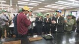 新茶シーズン告げる初取引 商談成立に“手合わせ”の音響く 最高値1キロ118万円の「高嶺の香」＝静岡茶市場|TBS NEWS DIG