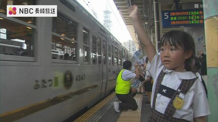 JR九州観光列車「ふたつ星4047」運行3周年 園児が丸洗いでお祝い【長崎