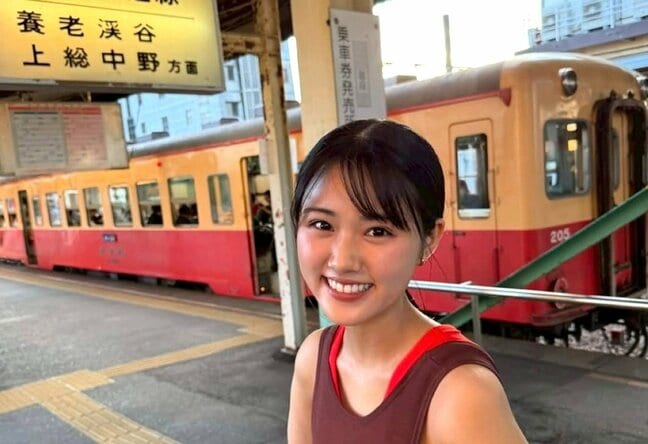 【 原菜乃華 】　鉄道旅で笑顔ショット　「夏ーーー！！」　ファン反響　「夏の小湊鉄道満喫だね」「レトロやかわいい」|TBS NEWS DIG