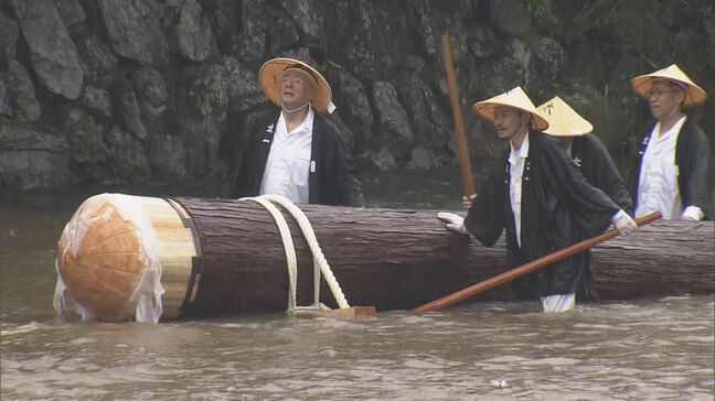伊勢神宮の「式年遷宮」に使われる御神木が長野から伊勢へ 樹齢300年以上の巨大なヒノキ 五十鈴川の川面を曳かれて境内まで|TBS NEWS DIG