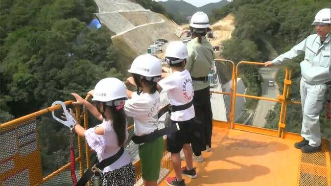 国道2号の建設工事現場を親子が見学　重機の操縦も体験【岡山】|TBS NEWS DIG
