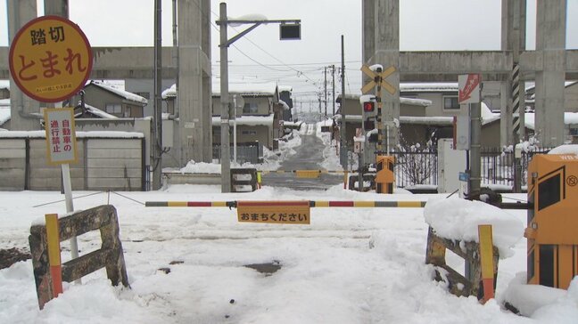 積雪30センチでスタックか あいの風とやま鉄道踏切で乗用車が貨物列車と衝突 通勤客ら6700人に影響 富山|TBS NEWS DIG