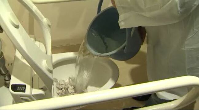 水の使用量は5分の1!災害に備えた「レジリエンストイレ」とは? 住民が断水を想定して体験|TBS NEWS DIG