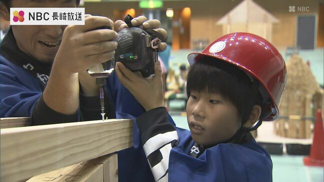 こどもたちが職人に学び「家づくり」を体験|TBS NEWS DIG