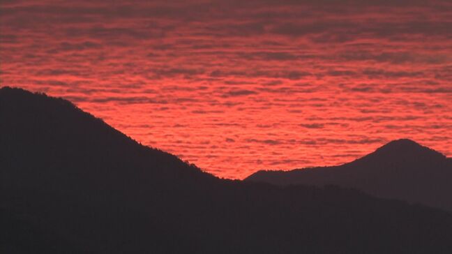 幻想的な空のグラデーション…山あいの東の空が真っ赤に染まる「朝焼け」　天気下り坂のサインとも　島根県美郷町|TBS NEWS DIG