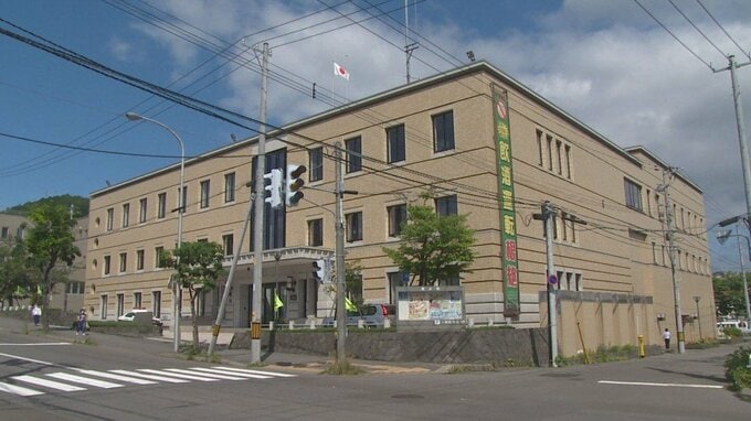 400ｃｃ超の大型バイクが中央分離帯に衝突　30代くらいの女性ライダーが流血、搬送先の病院で死亡確認　夫とツーリング中に左カーブ曲がり切れず|TBS NEWS DIG