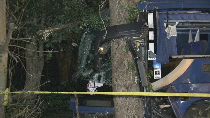 【速報】バスが道路沿いの林に突っ込む 乗客21人を病院搬送 運転手の男性が死亡  紀伊勝浦方面から埼玉・大宮方面に向かう途中 三重・御浜町|TBS NEWS DIG