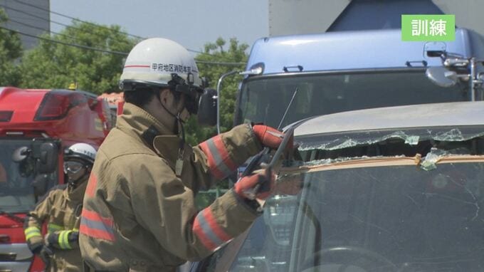 「実戦さながらの訓練を通じて若手職員に」本物の車両を使った救助訓練　車内に人が閉じ込められた事故を想定　山梨　|　山梨のニュース | ＵＴＹテレビ山梨