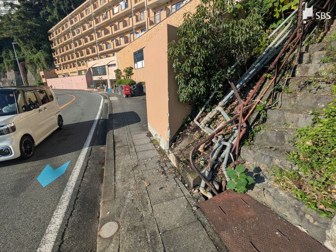 「トラックがマンションに突っ込んだ」対向車線にはみ出し建物壁面に衝突か 車運転の男性死亡＝静岡・熱海市|TBS NEWS DIG