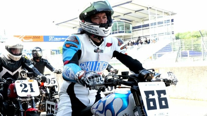 【 長瀬智也 】19日のバイクレースで2位入賞〝レースの神様がちょっと僕を見てくれた〟　他選手たちの表彰式ではインタビュアーで盛り上げ役に|TBS NEWS DIG