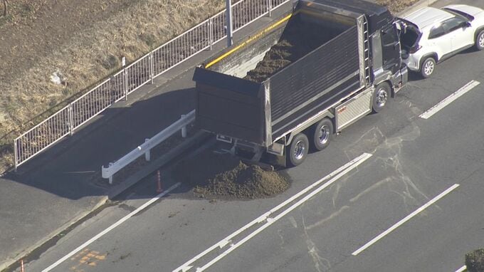 栃木・佐野市でトラックから茶殻が飛散し1人が死亡した事故　過積載などの疑いでトラック運転手と委託会社の役員を書類送検|TBS NEWS DIG