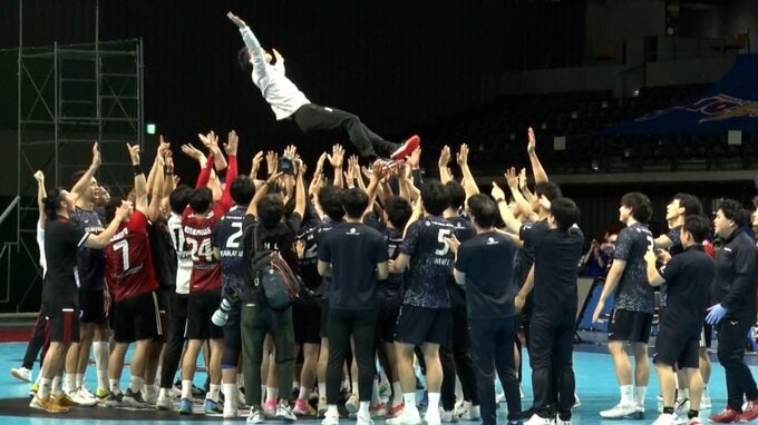 ハンドボールのプレーオフ決勝で“ほっこり珍事”　試合後両チームが入り混じり引退選手ら胴上げ「リスペクトしているからこそ自然と始まった」|TBS NEWS DIG