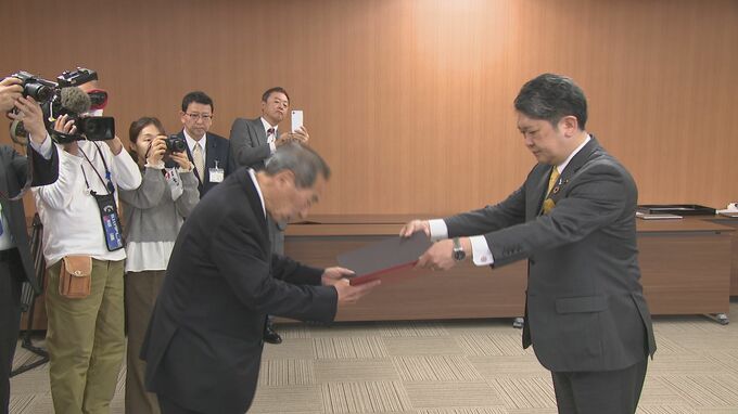 「山野新県知事は市町の立場に理解」村山卓金沢市長・２期目の舵取りへ抱負　当選証書に決意新た|TBS NEWS DIG