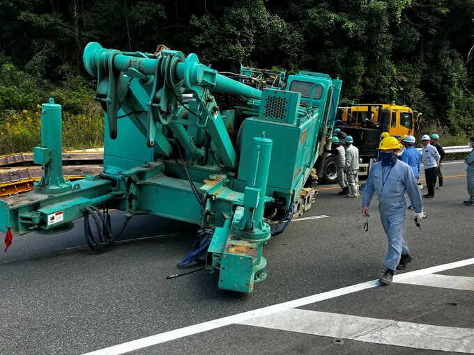大型トレーラーに積んだクレーン車が横転 現場付近では県道の全面通行止め続く 広島 | RCC NEWS | 広島ニュース | RCC中国放送