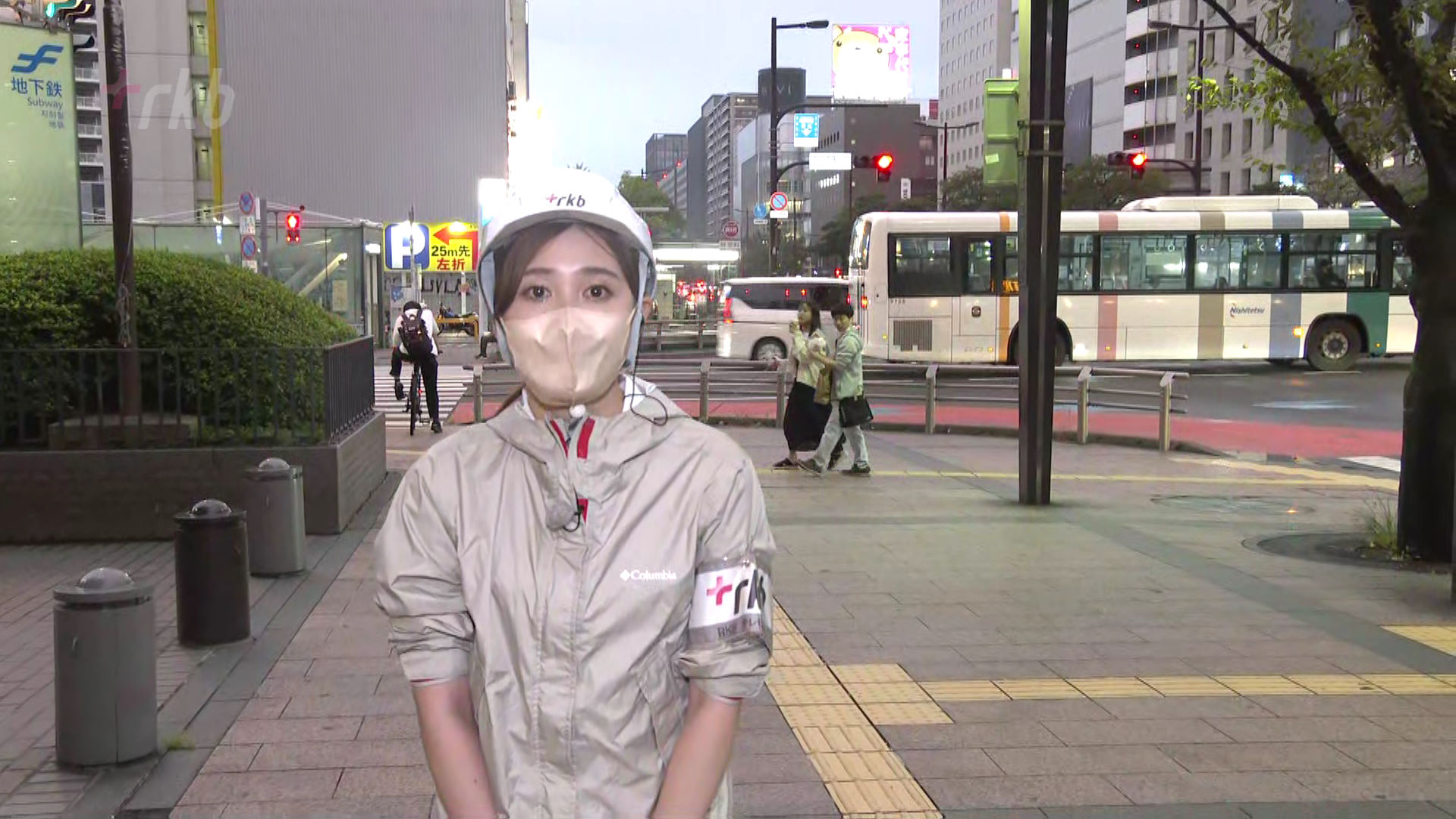 中継 福岡市天神の今 屋上看板が折れたビルは 台風１４号の影響 Tbs News Dig