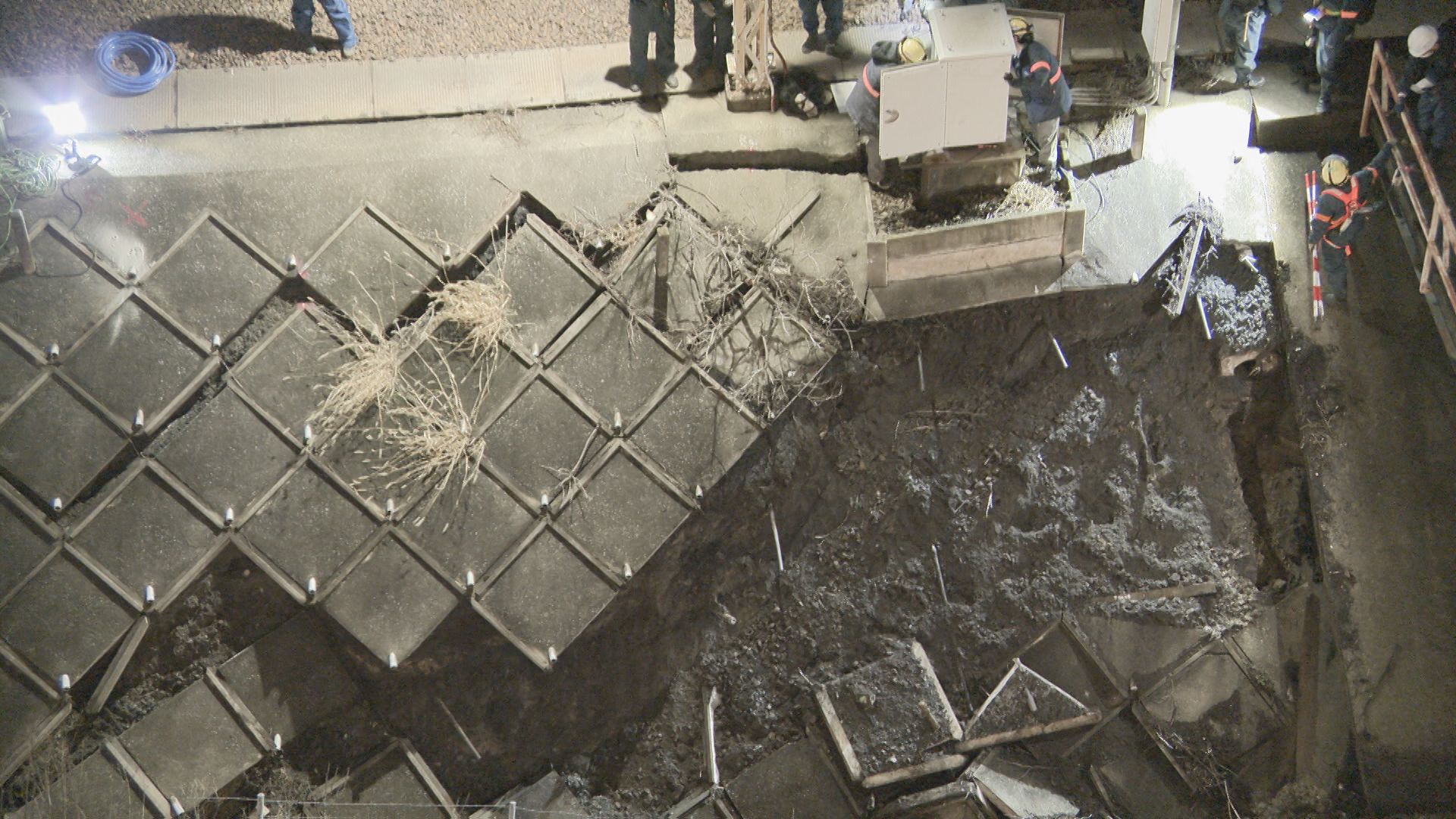 JR東海道線　13日は始発から概ね平常運転　12日はのり面が崩れた影響で約5時間運転見合わせ　のり面の全面復旧には至らず
