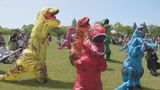 暑さの中ＧＷのにぎわい各地で　恐竜姿でレース「サムライ」姿で記念撮影　|　福岡のニュース｜RKB NEWS｜RKB毎日放送